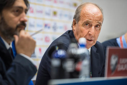 Italiens förbundskapten Gian Piero Ventura deltar i en