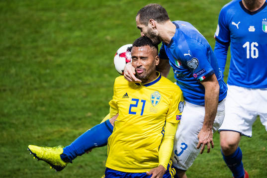 Sveriges Isaac Kiese Thelin och Italiens Giorgio Chiellini