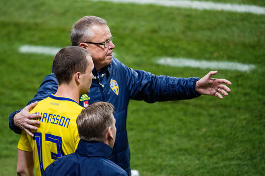 Sveriges förbundskapten Janne Andersson instruerar Jakob