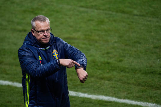 Sveriges förbundskapten Janne Andersson visar på klockan