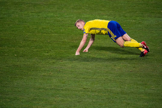 Sveriges Sebastian Larsson stretchar