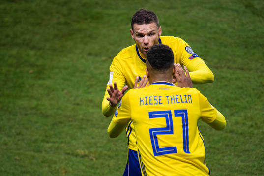 Sveriges Marcus Berg byts ut och Isaac Kiese Thelin byts in
