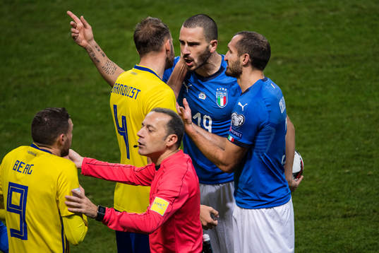 Sveriges Andreas Granqvist och Italiens Leonardo Bonucci