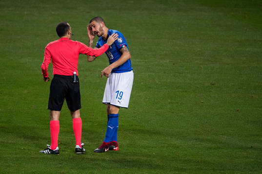 domare Cuneyt Cakir och Italiens Leonardo Bonucci