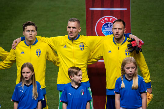 Sveriges Victor Nilsson Lindelöf, målvakt Robin Olsen och
