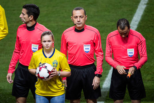 domare Cuneyt Cakir och matchbolls överlämning