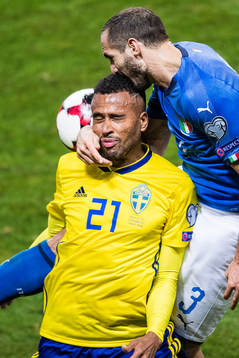 Sveriges Isaac Kiese Thelin och Italiens Giorgio Chiellini