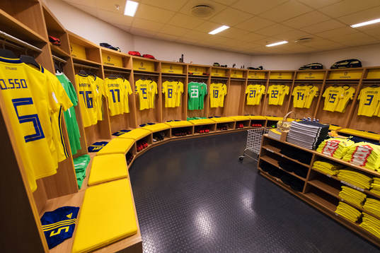 Matchtröjor hänger på plats i Sveriges omklädningsrum