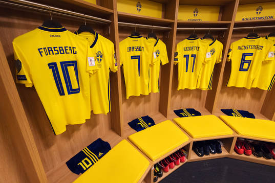 Matchtröjor för Emil Forsberg, Sebastian Larsson, John