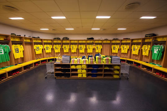 Matchtröjor hänger på plats i Sveriges omklädningsrum