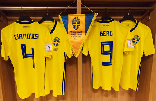 Matchtröjor för Andreas Granqvist och Marcus Berg hänger