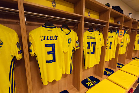 Matchtröjor för Victor Nilsson Lindelöf och Ola Toivonen