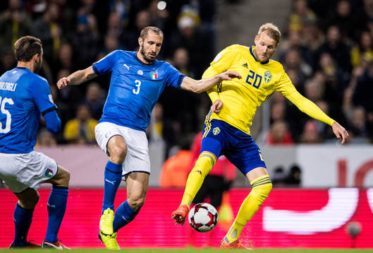 Italiens Giorgio Chiellini och Sveriges Ola Toivonen