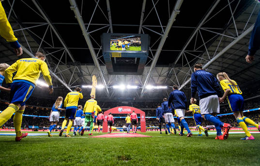 Sveriges och Italiens spelare gör entré