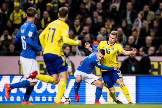 Italiens Marco Verratti och Sveriges Emil Krafth i kamp om