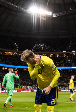 Sveriges Ola Toivonen kastar vatten över sig