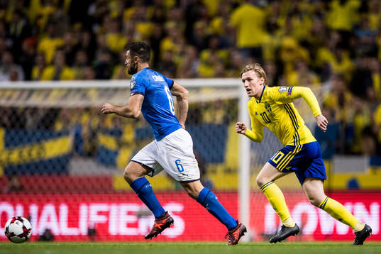 Sveriges Emil Forsberg jagar Italiens Antonio Candreva