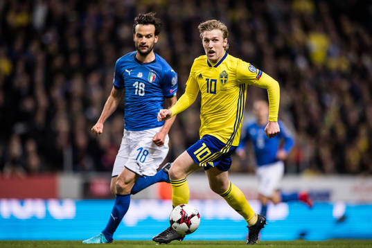 Sveriges Emil Forsberg och Italiens Marco Parolo