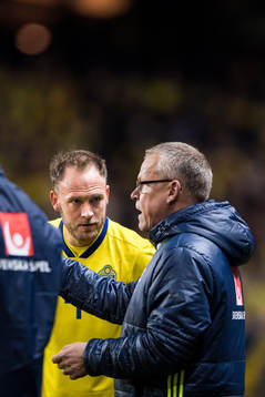 Sveriges Andreas Granqvist får instruktioner av Sveriges