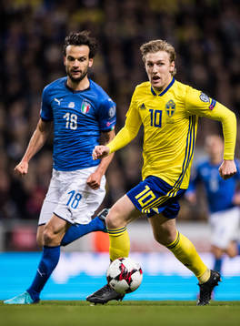 Sveriges Emil Forsberg och Italiens Marco Parolo