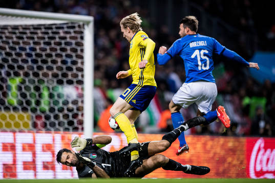 Sveriges Emil Forsberg utmanar Italiens målvakt Gianluigi