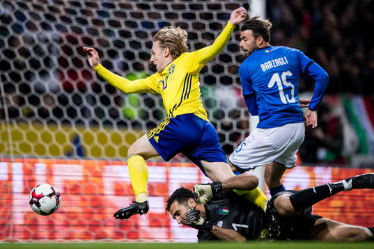 Sveriges Emil Forsberg utmanar Italiens målvakt Gianluigi