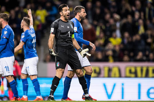 Italiens målvakt Gianluigi Buffon reagerar på ett domslut