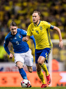 Sveriges Andreas Granqvist jagas av Italiens Andrea Belotti