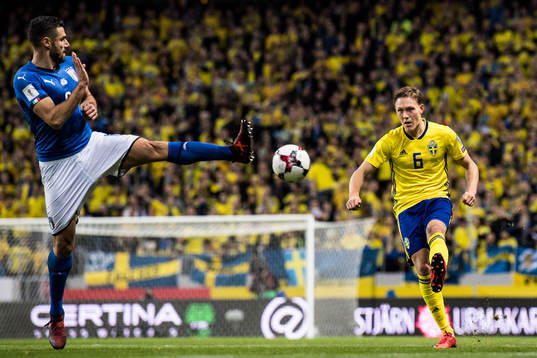 Italiens Antonio Candreva försöker täcka inlägg från