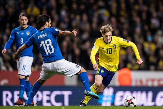 Sveriges Emil Forsberg mot Italiens Marco Parolo