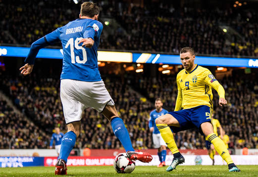 Italiens Andrea Barzagli mot Sveriges Marcus Berg