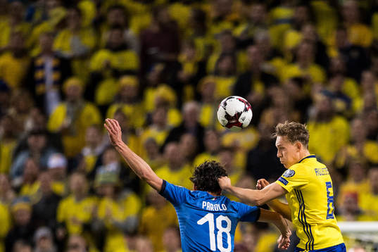 Sveriges Ludwig Augustinsson och Italiens Marco Parolo