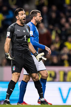 Italiens målvakt Gianluigi Buffon reagerar på ett domslut
