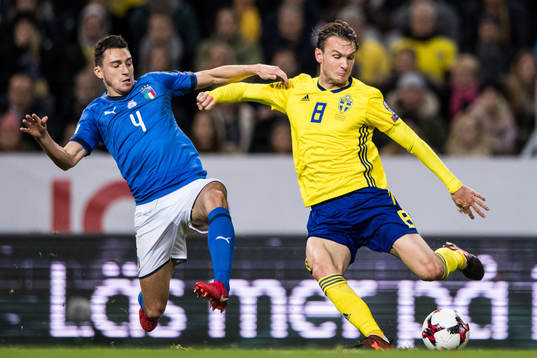 Italiens Matteo Darmian och Sveriges Albin Ekdal