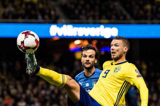 Sveriges Marcus Berg framför Italiens Marco Parolo