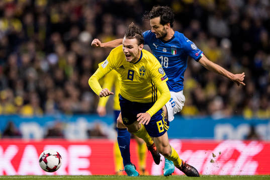 Sveriges Albin Ekdal faller