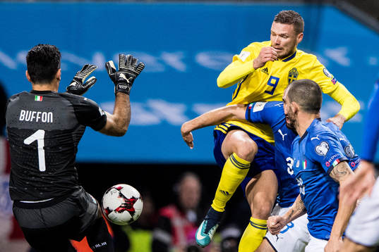 Sveriges Marcus Berg oroar framför Italiens målvakt