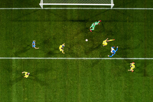 Italiens spelare oroar framför Sveriges målvakt Robin