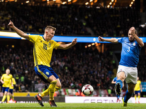 Sveriges Emil Krafth och Italiens Giorgio Chiellini
