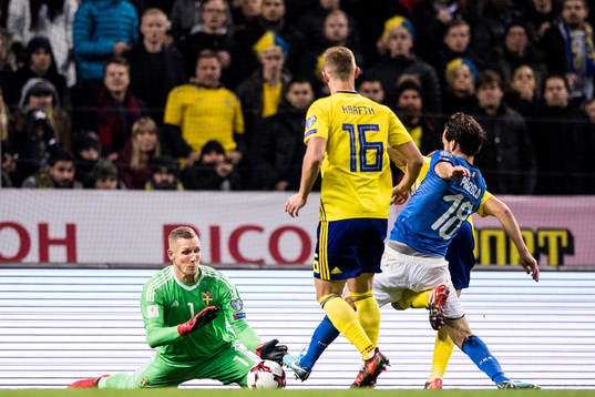 Sveriges målvakt Robin Olsen räddar målchans från