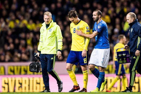 Sveriges Albin Ekdal tröstas av Italiens Giorgio Chiellini