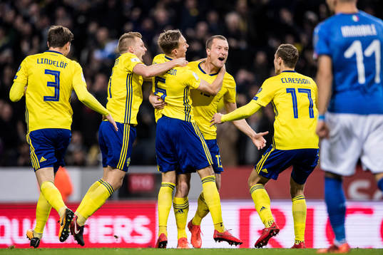Sveriges Jakob Johansson jublar med lagkamraterna