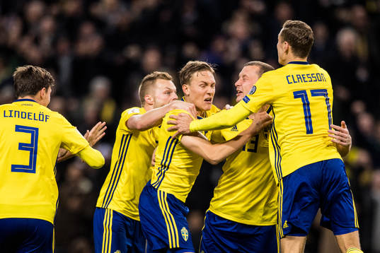 Sveriges Jakob Johansson jublar med Sebastian Larsson,