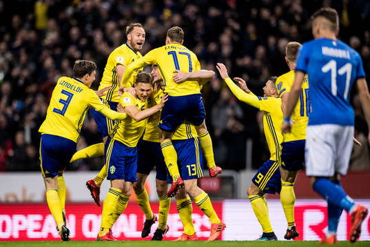 Sveriges Jakob Johansson (m) jublar med lagkamraterna