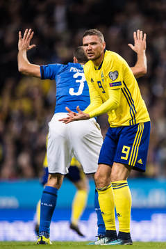 Sveriges Marcus Berg gestikulerar mot domaren