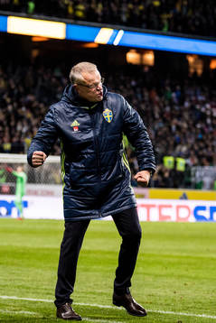 Sveriges förbundskapten Janne Andersson jublar på