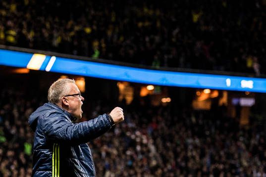 Sveriges förbundskapten Janne Andersson jublar på