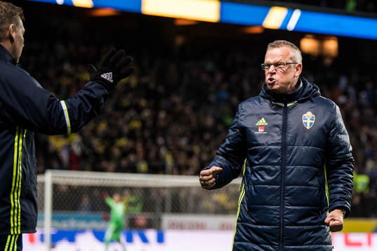 Sveriges förbundskapten Janne Andersson jublar på