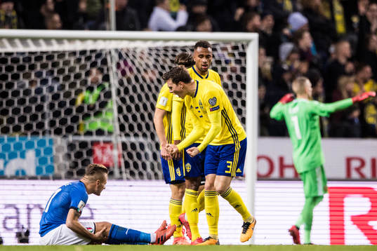 Sveriges Victor Nilsson Lindelöf jublar mot Italiens Ciro