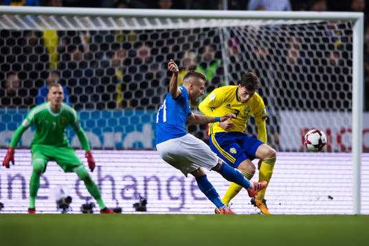 Italiens Ciro Immobile utmanar Sveriges Victor Nilsson